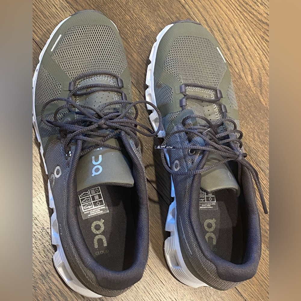 Brand new, never worn,  On Running Cloud 5 Waterproof sneakers in olive/black